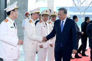 Party General Secretary To Lam and officers of the Ministry of Public Security’s Investigation Security Agency (A09) during his visit to the unit on February 26. (Photo: NDO)
