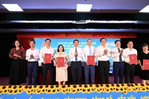 An overview of the signing ceremony of the communication programme between the Import and Export Department and press agencies of the industry and trade sector.