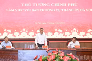 Prime Minister Le Minh Hung chairs the working session with the Standing Board of the Ha Noi Party Committee on June 11. (Photo: NDO)