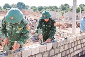 Gia Lai Provincial Border Guard supports the construction of a border school in Ia Puch Commune (Photo: CONG CUONG)