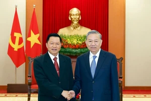 Party General Secretary To Lam (right) receives Lao Minister of Public Security Vanthong Kongmany in Hanoi on March 20. (Photo: VNA)