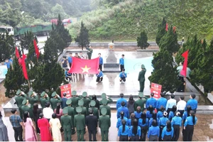 A flag-raising ceremony is held at border marker No.476. (Photo: NGO TUAN)