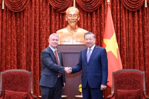 General Secretary of the Communist Party of Viet Nam Central Committee and State President To Lam (R) and Belgian Ambassador Karl Van den Bossche. (Photo: NDO)