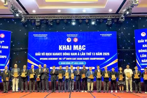 The organising committee presented commemorative gifts to representatives of the International Arbitration Board and participating countries.
