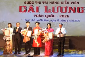 Representatives present the First Prizes to the four contestants. (Photo: Linh Bao)