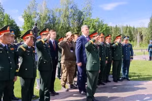 General Phan Van Giang and the Vietnamese delegation lay wreaths at the Monument to Vietnamese International Volunteers.