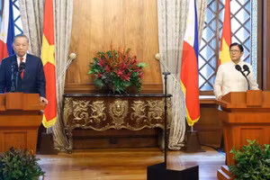 General Secretary of the Communist Party of Viet Nam Central Committee and State President To Lam (left), and Philippine President Ferdinand Romualdez Marcos Jr. meet with the press to announce the results of their earlier talks. (Photo: VNA)