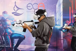 Students experience virtual reality games. (Photo: VNA) 