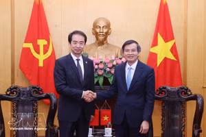 Politburo member and Director of the Ho Chi Minh National Academy of Politics (HCMA) Doan Minh Huan (R) receives Chinese Ambassador to Vietnam He Wei in Hanoi on June 1 (Photo: VNA)