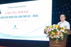 Le Quoc Minh, Member of the Party Central Committee, Editor-in-Chief of Nhan Dan Newspaper, Deputy Head of the PCC’s Commission for Communications, Education and Mass Mobilisation, President of the Viet Nam Journalists Association, and Chairman of the Final Judging Council speaks at the event.