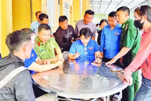 The Pa Tan Border Guard Post (Lai Chau Province) collaborates with the local Police and Youth Union to download VNeID for residents.