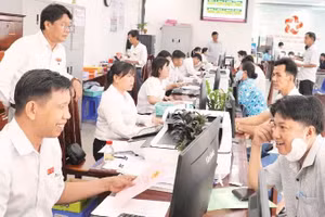 Officials at the Cao Lanh Ward Public Administrative Service Centre in Dong Thap Province are welcoming when handling administrative procedures for the people.