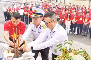 Le Quoc Minh, Editor-in-Chief of Nhan Dan Newspaper, and leaders of Task Force No. 25, along with the team of journalists, offer incense at the Monument commemorating the heroic soldiers of the “No Number” naval convoy. (Photo: DUC NGHIA)