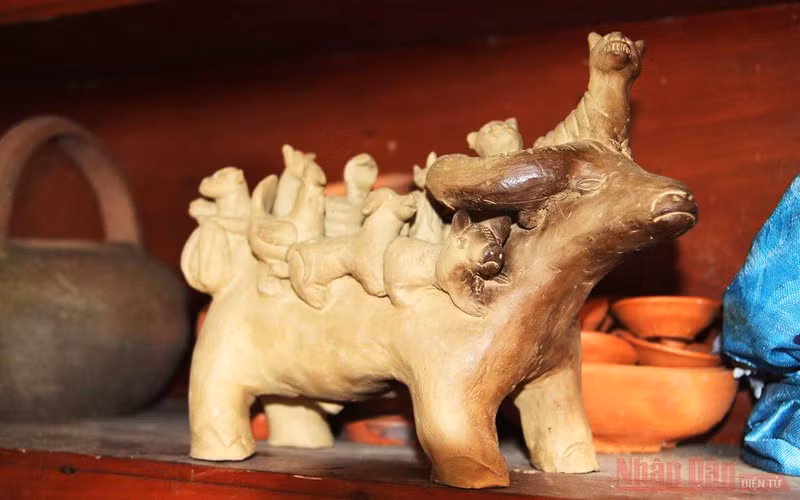 Thanh Ha villagers make clay buffalos in hope for thriving new year ảnh 5