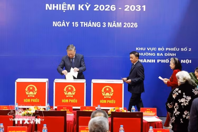 Party General Secretary To Lam casts his vote at Polling Station No. 2, Ba Dinh ward, Ha Noi. Photo: VNA