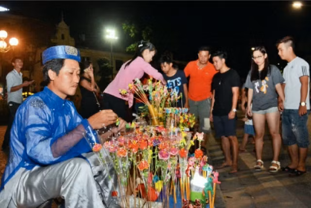 Hanoi walking streets – new hotspot for cultural activities and entertainment ảnh 12