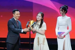 Shooter Trinh Thu Vinh is honoured as the Female Athlete of the Year (Photo: VNA)