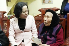 NA Vice Chairwoman Nguyen Thi Thanh visits Vietnamese Heroic Mother Nguyen Thi Thom. (Photo: VNA)