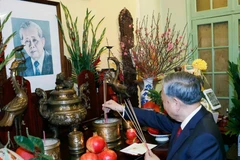 Party General Secretary To Lam offers incense in tribute to late Party General Le Duan. (Photo: VNA)