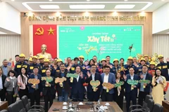 Gifts presented to more than 500 urban drainage workers in Ha Noi.