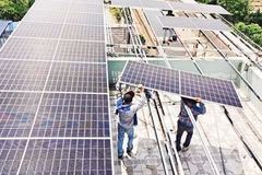 Installing rooftop solar panels. (Photo: TRUNG NAM SOLAR)