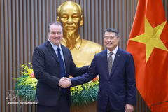 Prime Minister Le Minh Hung (R) and Ambassador Rick Switzer, Deputy US Trade Representative, in Ha Noi on May 20, 2026. (Photo: VNA)