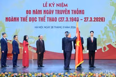 Party General Secretary To Lam presents the First-Class Labour Order to the Sports Authority of Viet Nam under the Ministry of Culture, Sports and Tourism (Photo: NDO)