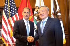 Permanent Deputy Prime Minister Nguyen Hoa Binh (right) and Mayor of San Francisco Daniel Lurie at their meeting on March 26 (Photo: VNA)