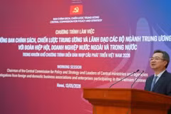 Head of the PCC’s Commission for Policy and Strategy Nguyen Thanh Nghi speaks at the working session.