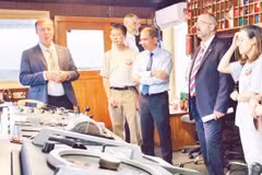 Leaders of the Viet Nam Academy of Science and Technology and Russian scientists conduct surveys and collect research data on the East Sea/South China Sea. (Photo: HIEU LIEN)