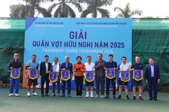 Diplomats join Friendship Tennis Tournament in Ha Noi (Photo: hanoimoi.vn)
