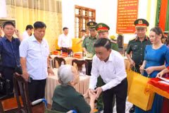 Politburo member and Permanent member of the Party Central Committee’s Secretariat Tran Cam Tu presents gifts to wounded and sick veteran soldiers who are cared for at Nghe An War Invalids Nursing Centre in the central province of Nghe An. (Photo: NDO)