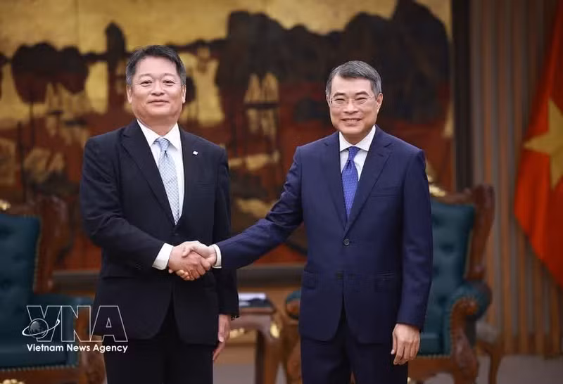 Prime Minister Le Minh Hung receives Governor of Japan’s Yamanashi prefecture Nagasaki Kotaro in Ha Noi on May 11. (Photo: VNA