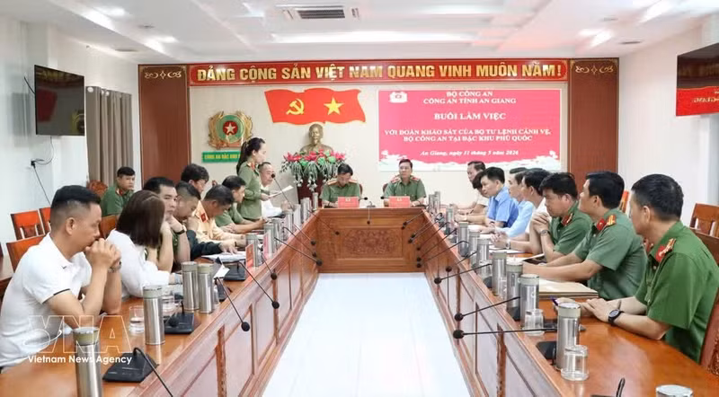 The delegation's working session with An Giang police and Sun Group (Photo: VNA)