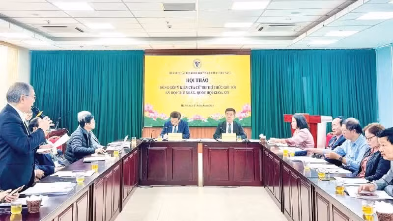 A workshop gathering opinions from intellectual voters submitted to the first session of the 16th National Assembly. (Photo: TL)