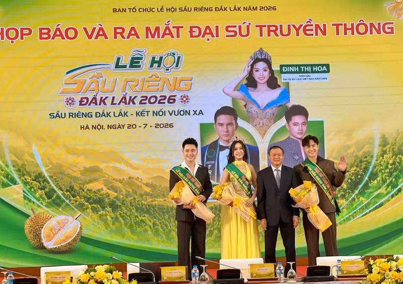 Media ambassadors for the 2026 Dak Lak Durian Festival are introduced. (Photo: VNA)