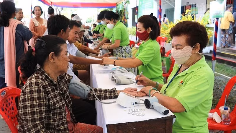 Around 2,000 people of Vietnamese origin and disadvantaged Cambodian residents receive free medical examinations, medicines, and gifts. (Photo: HUY VU)