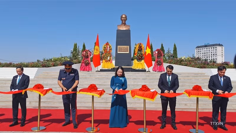 Vice President Vo Thi Anh Xuan and delegates cut the ribbon to inaugurate President Ho Chi Minh statue (Photo: VNA)