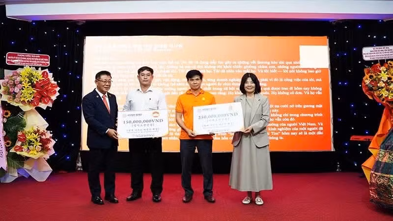 Representatives of Bom Foundation and Hoavava present financial support.