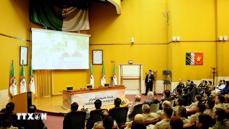 A high-level political delegation of the Viet Nam People's Army, Algerian military officers and Vietnamese expatriates in Algeria are watching the documentary (Photo: VNA)