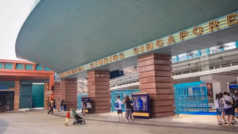Universal Studios Singapore attracts large numbers of international visitors. (Photo: Traveloka)