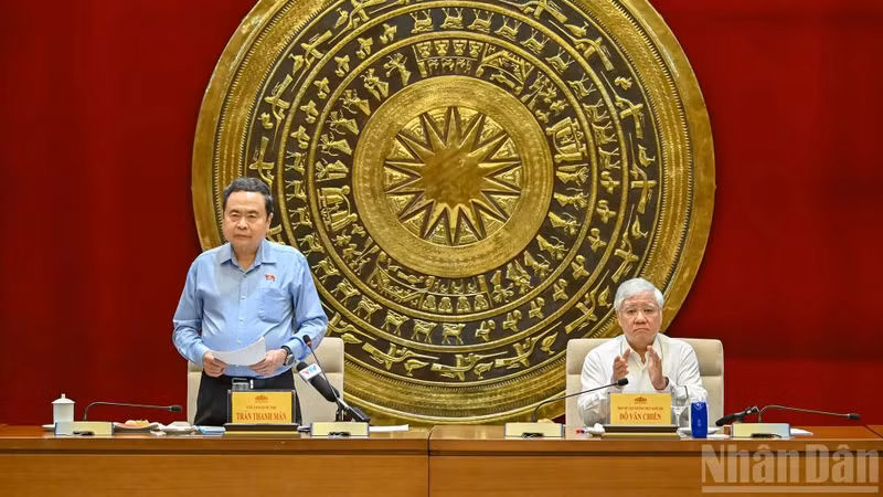 National Assembly Chairman Tran Thanh Man delivers guidance remarks at the working session with the Standing Board of the Ethnic Council.