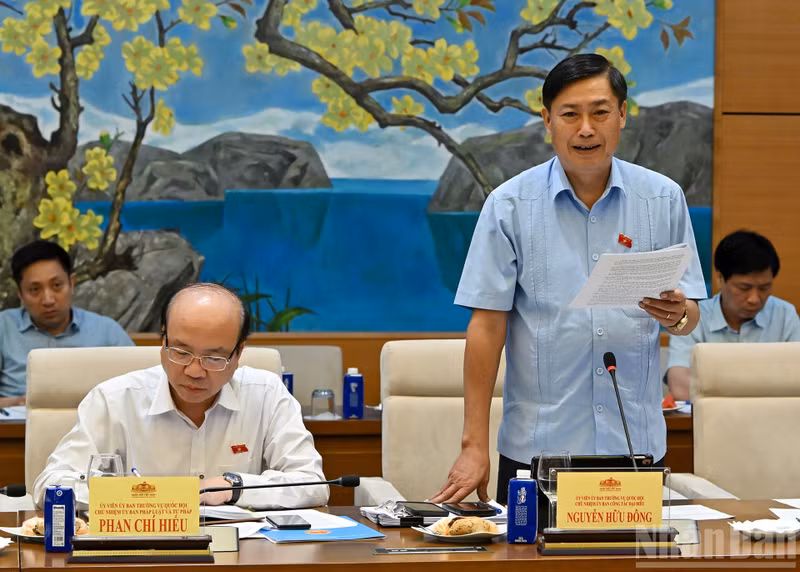 Chairman of the NA Committee for Deputy Affairs Nguyen Huu Dong speaks at the working session.