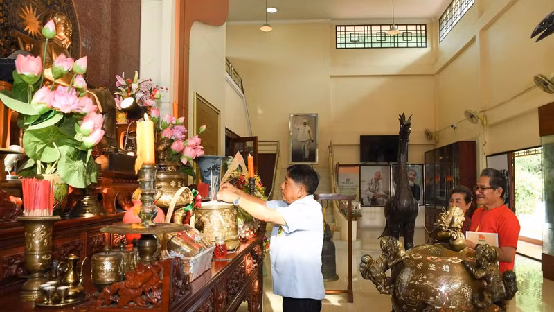 The Management Board of the relic site offers incense in tribute to President Ho Chi Minh. (Photo: MINH THANG)
