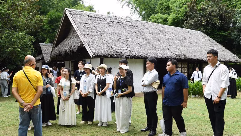 Students from the University of Science and Education, the University of Da Nang, in front of Uncle Ho’s House. (Photo: XUAN SON)