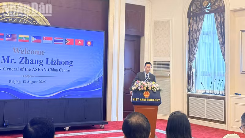 Secretary-General of the ASEAN-China Centre Zhang Lizhong speaks at the event. (Photo: HUU HUNG)