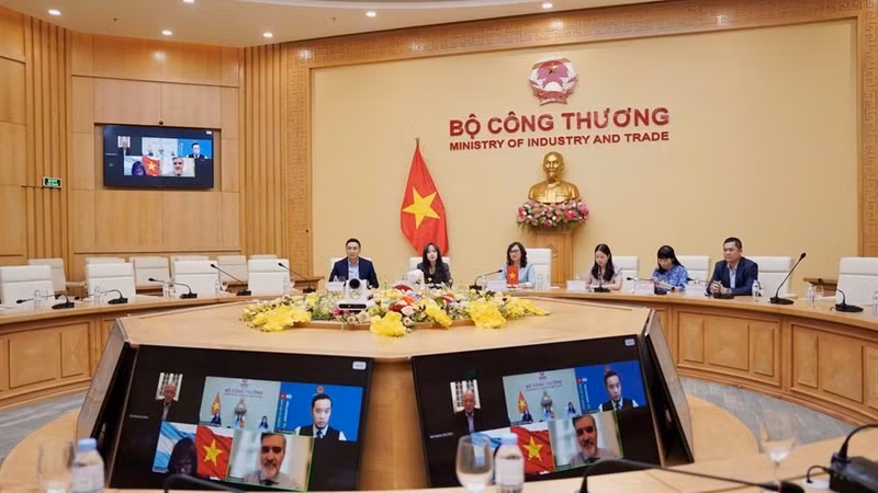 Deputy Minister of Industry and Trade Phan Thi Thang holds an online meeting with Argentina’s Secretary of International Economic Relations. (Photo: Ministry of Industry and Trade)