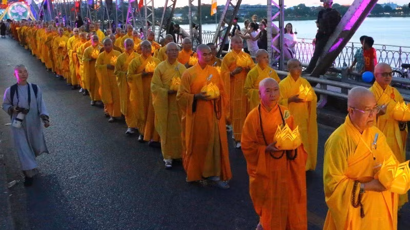 The procession passed over Truong Tien Bridge, which has been announced to suspend night-time operations from June 1 for repair work.