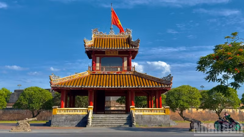 This route was selected not only for its convenience but also because it takes participants through streets steeped in the memories and character of the northern bank of the Perfume River – once the heart of the imperial capital.