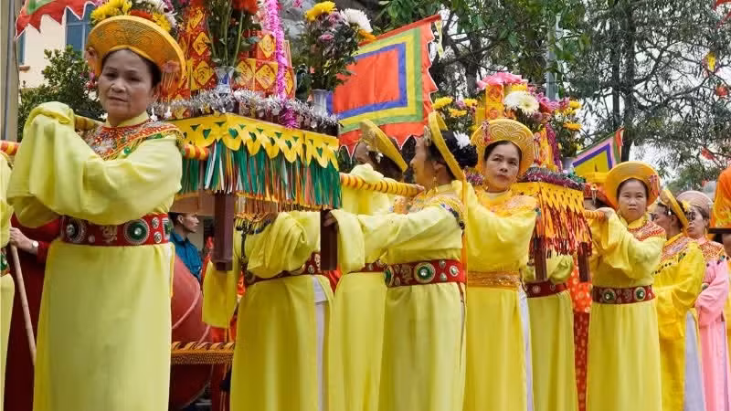 Residents of Binh Da carry offerings in procession to Dinh Noi.